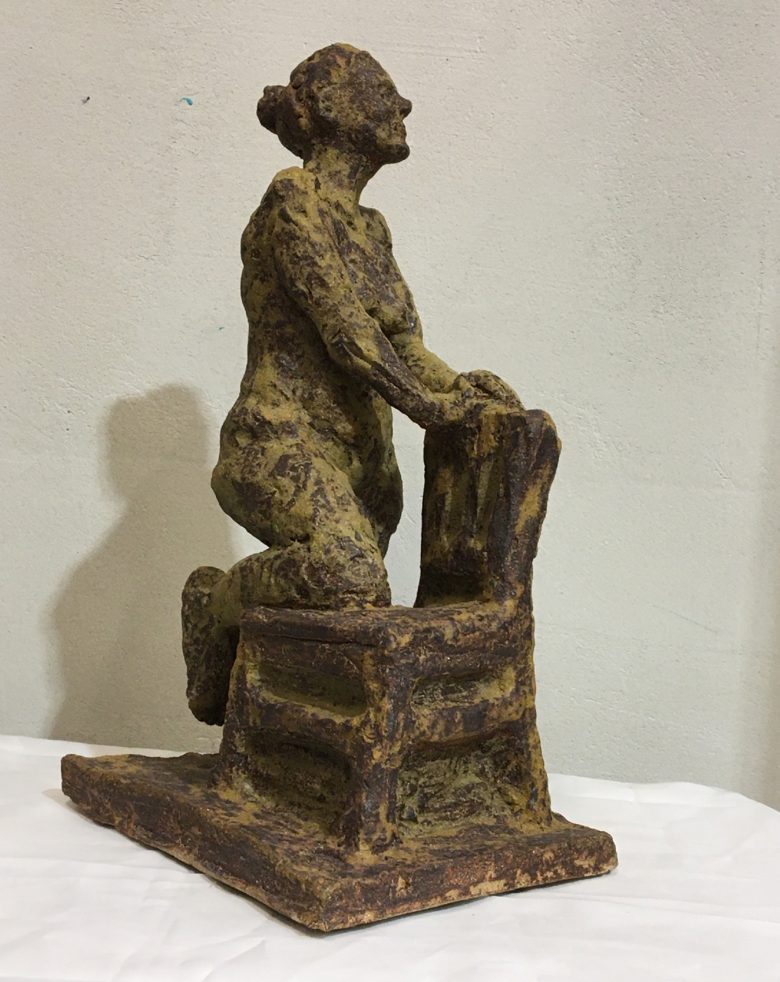 Kvinde med stol | Keramik | Detail 2