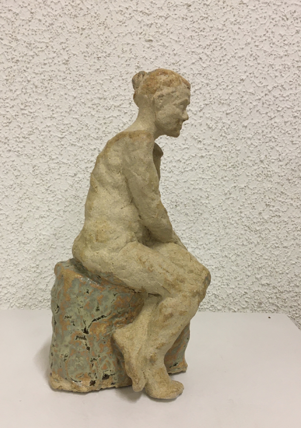 Siddende kvinde | Keramik