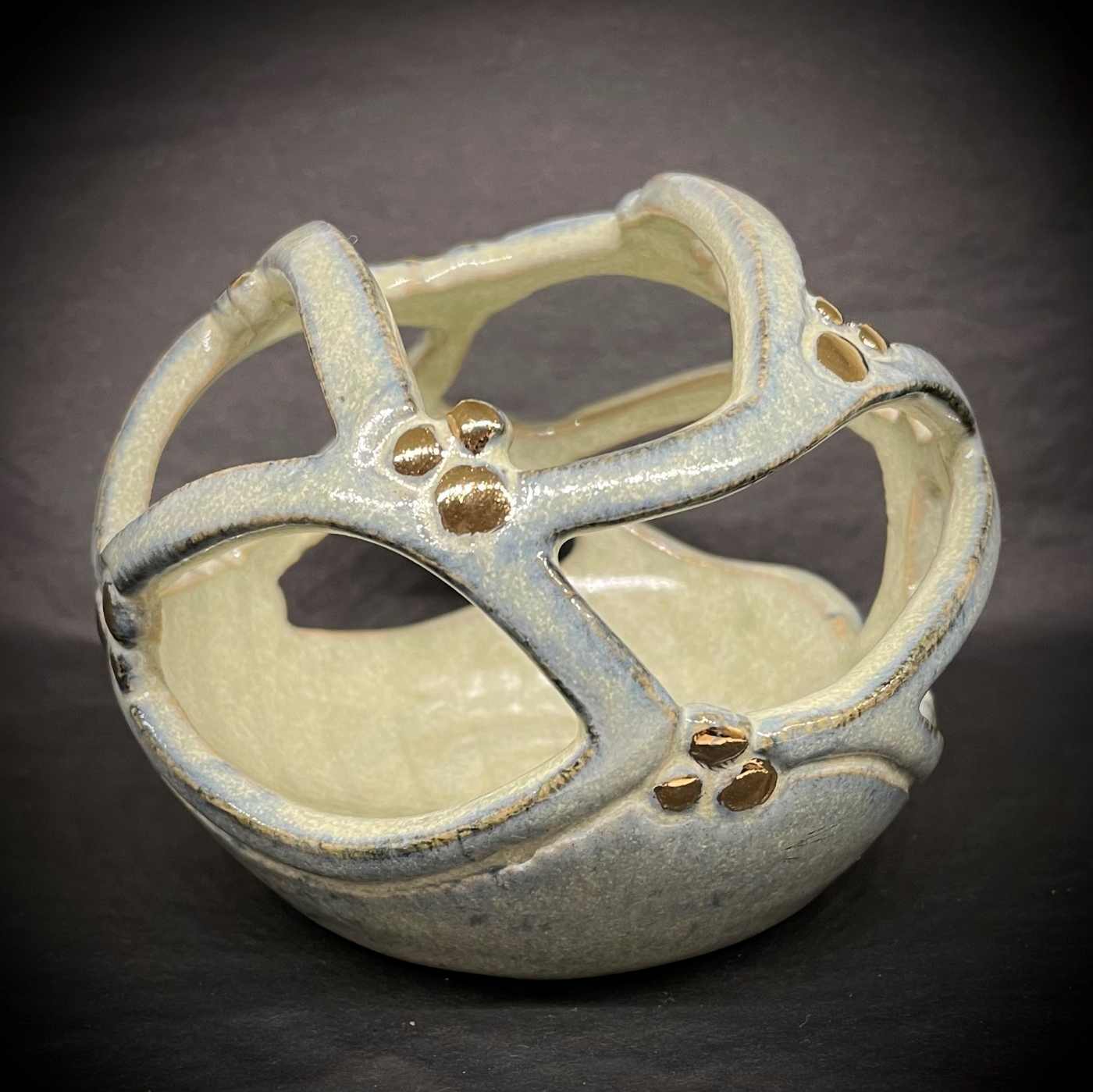 gennembrudt lille gobbel med metal | Keramik