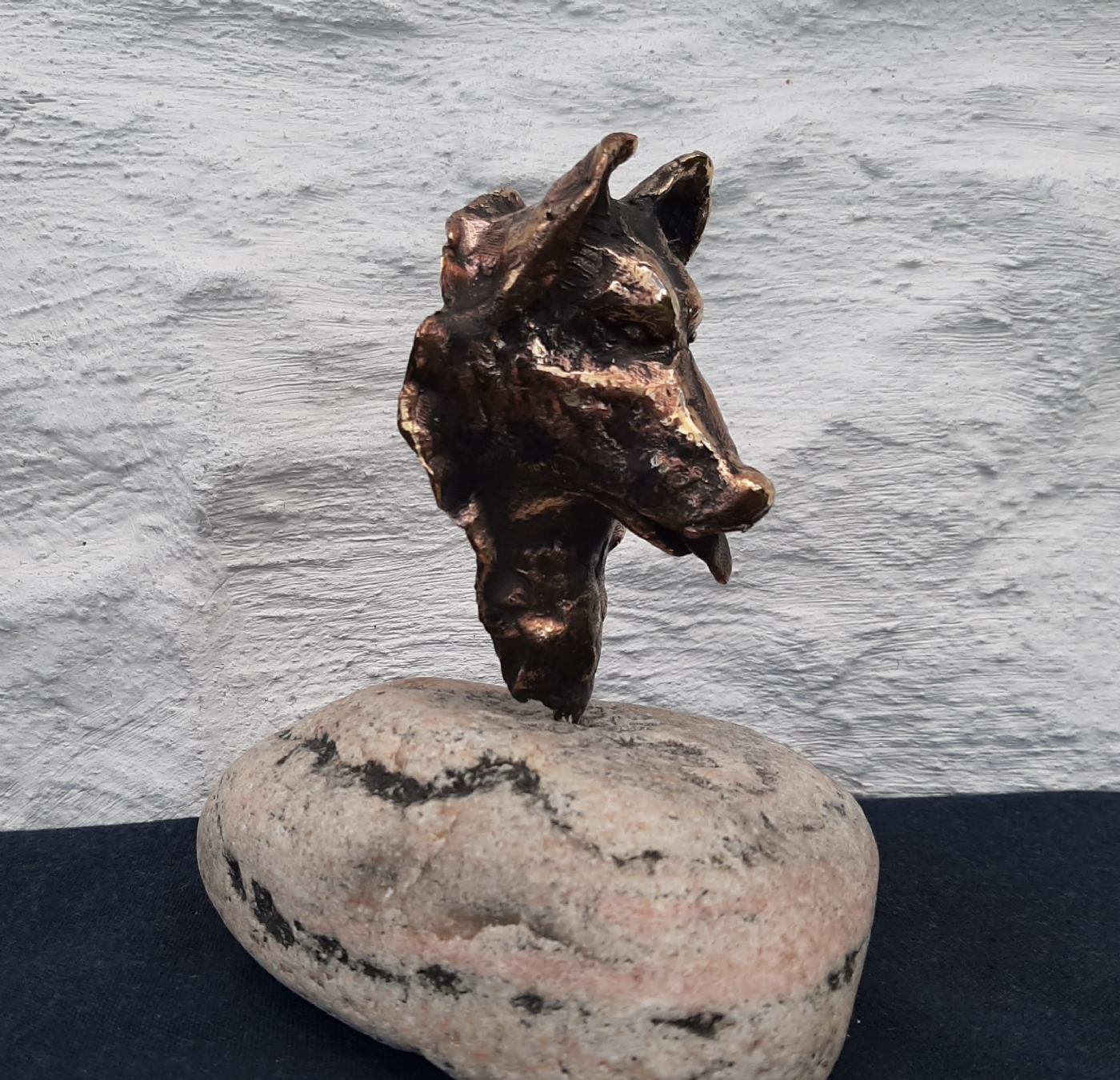 Wolf on stone | Skulptur | Detail 1