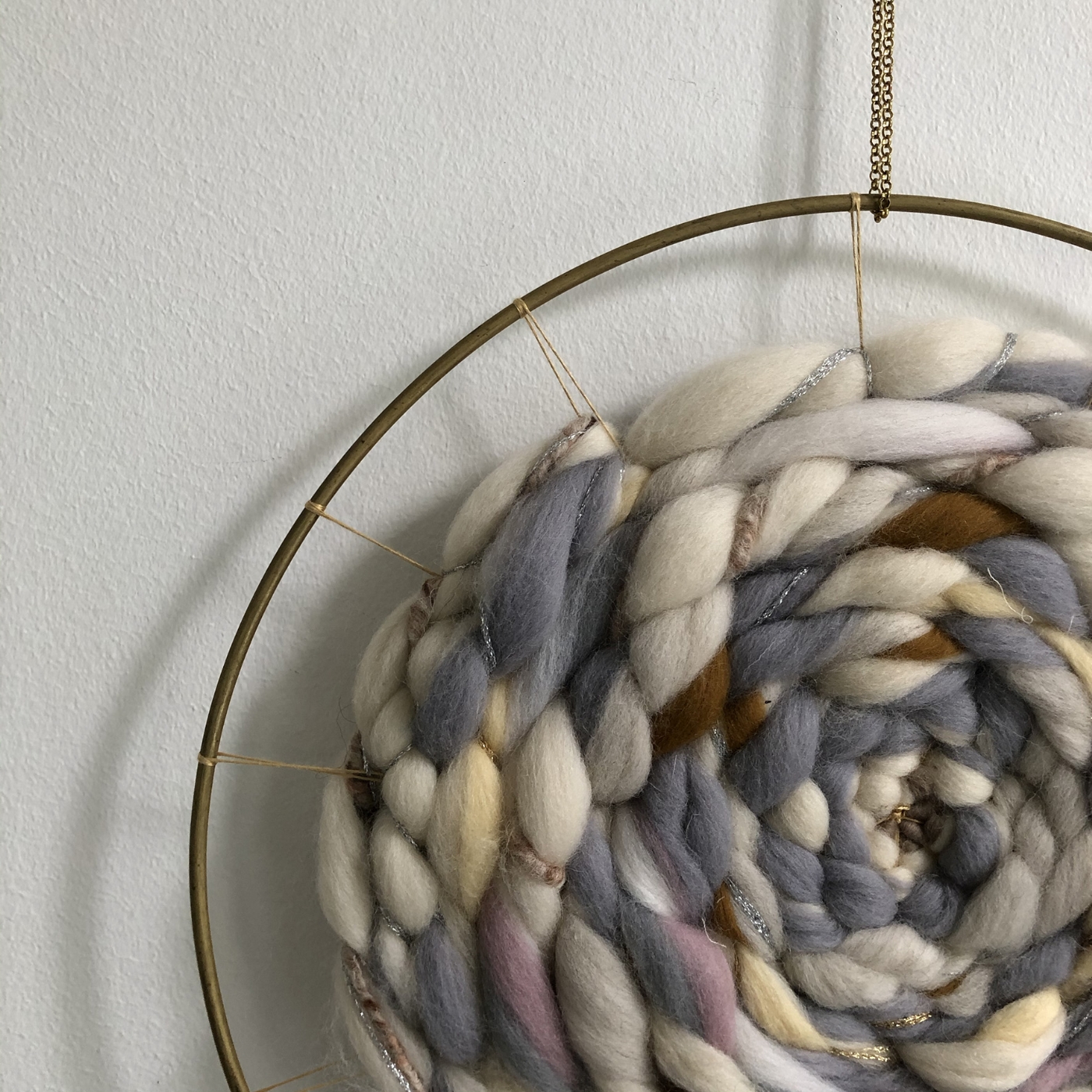 Akustisk vægkunst i uld: WHEN DREAMING... drømmefanger. Grålige uld farver - mesinge cirkel : 40cm  | Kunst | Detail 1